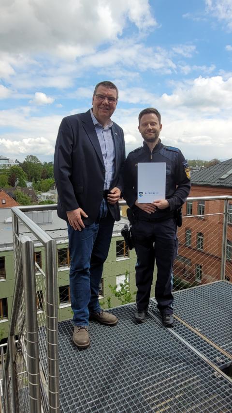 Streifenwagen prallt gegen querliegenden Baum
