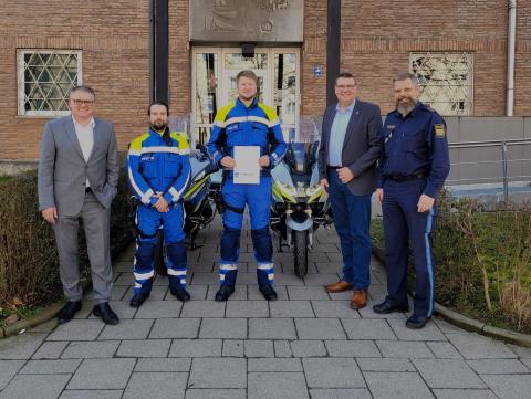 Kradfahrer kracht in PKW