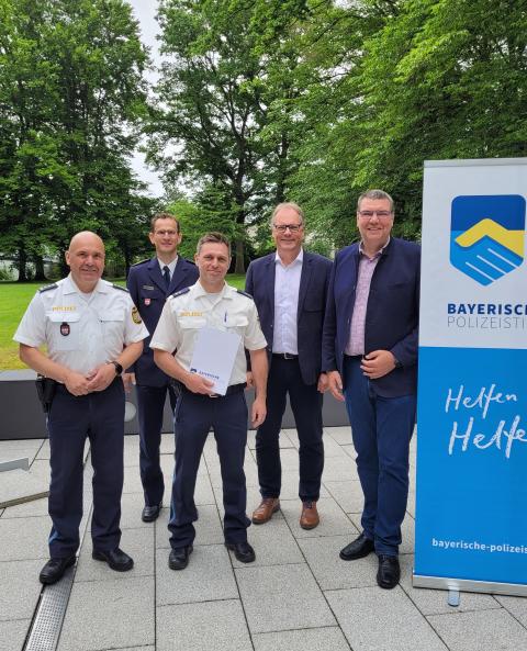 Mann wirft Flasche gegen Dienstgebäude