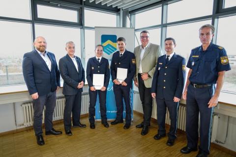 Badegast randaliert und greift Einsatzkräfte an.