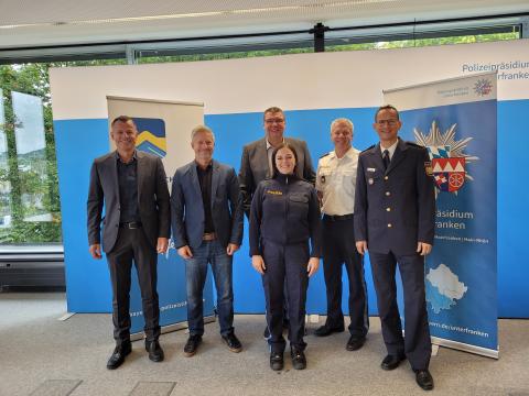 Jugendliche Ausreißerin greift Beamtin an