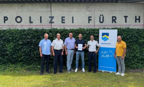 Randalierende Personengruppe beschädigt Verkehrszeichen