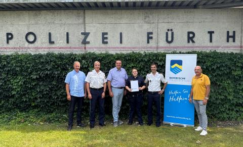 Randalierer schlägt junger Beamtin ins Gesicht.