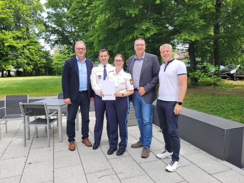 Jugendliche greift Polizistin an. 