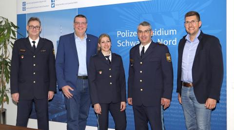 Randalierende Frau schlägt wild um sich und verletzt Beamtin
