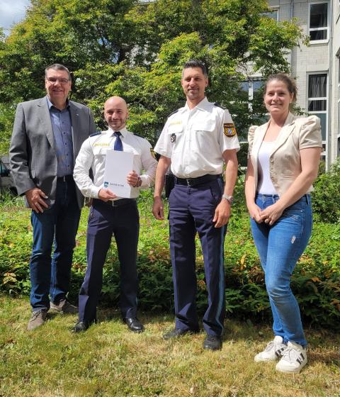 Durch Randalierer am Bein verletzt. 