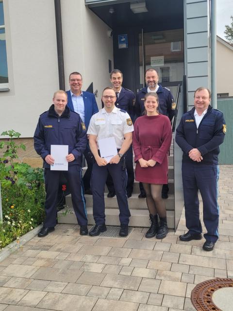 Betrunkener Mann greift Streifenteam an.