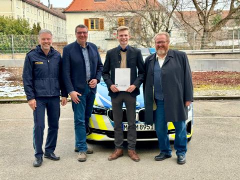 Wohnungsinhaber greift jungen Beamten an.