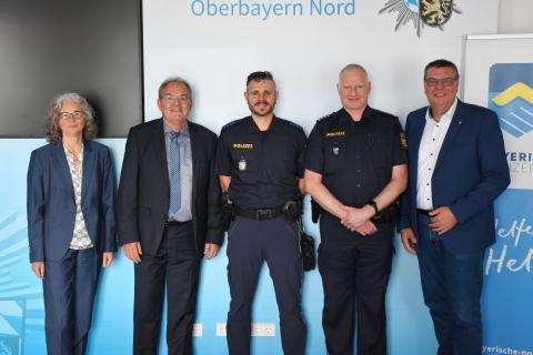 Randalierer greift Beamten an und versucht Dienstwaffe zu ergreifen